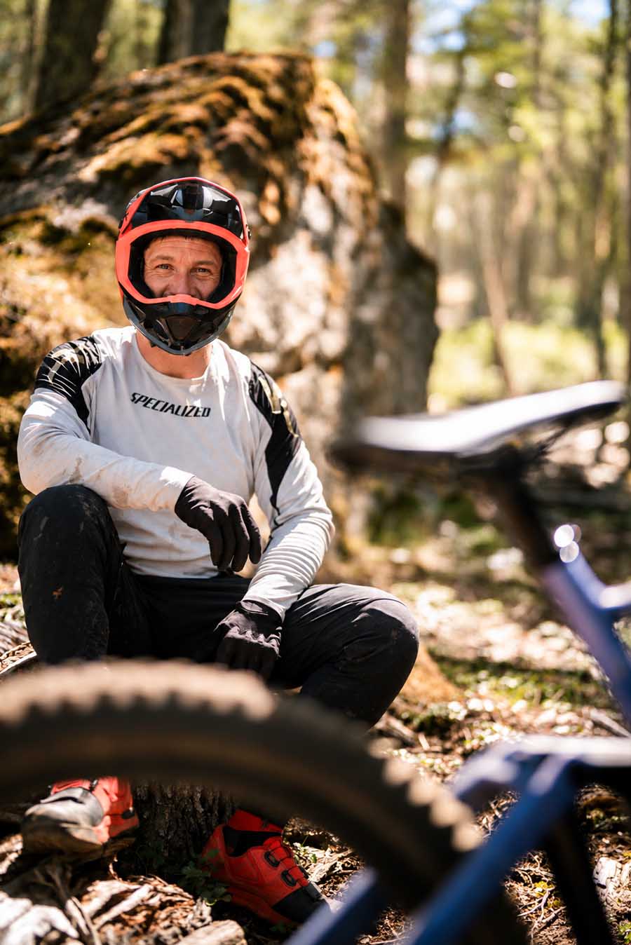 Gabriel Benoit, Gabo, fundador y jefe de operaciones de Patagonia Bikers, con casco integral junto a su bicicleta