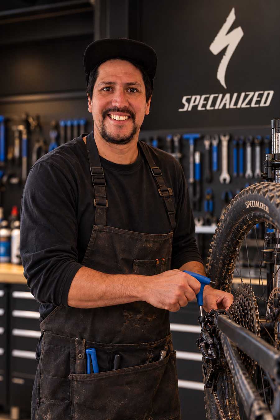 Ignacio Zúñiga, mecánico y guía de Patagonia Bikers, en el taller